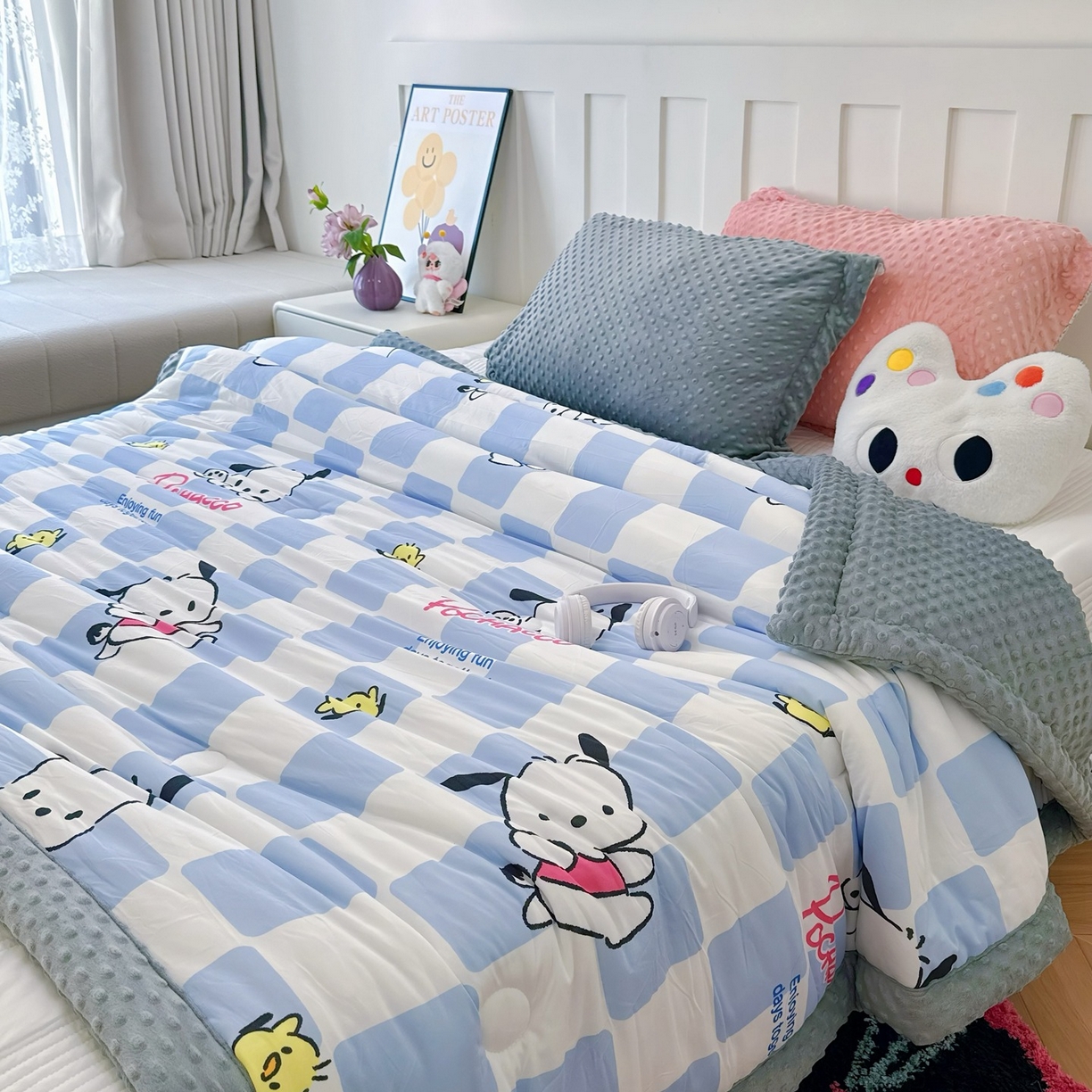 91家纺网 家纺一手货源 找家纺 兜米家居 2025新款三丽鸥针织豆豆绒被纯手工包边卡通立体豆豆绒保暖被子被芯 格子帕恰狗