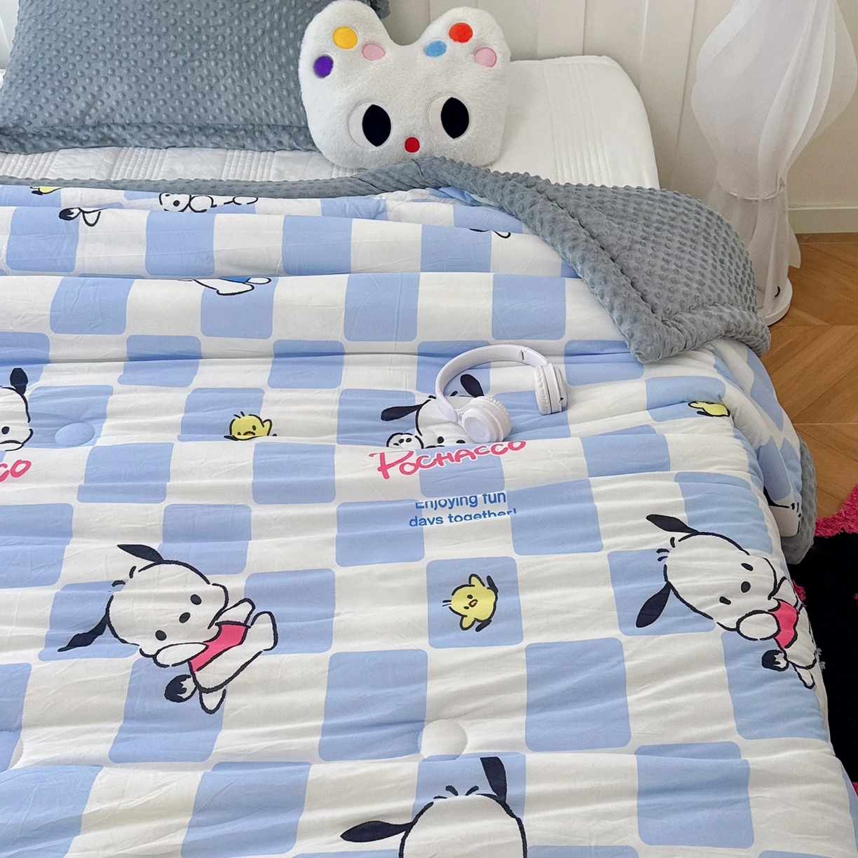 91家纺网 家纺一手货源 找家纺 兜米家居 2025新款三丽鸥针织豆豆绒被纯手工包边卡通立体豆豆绒保暖被子被芯 格子帕恰狗