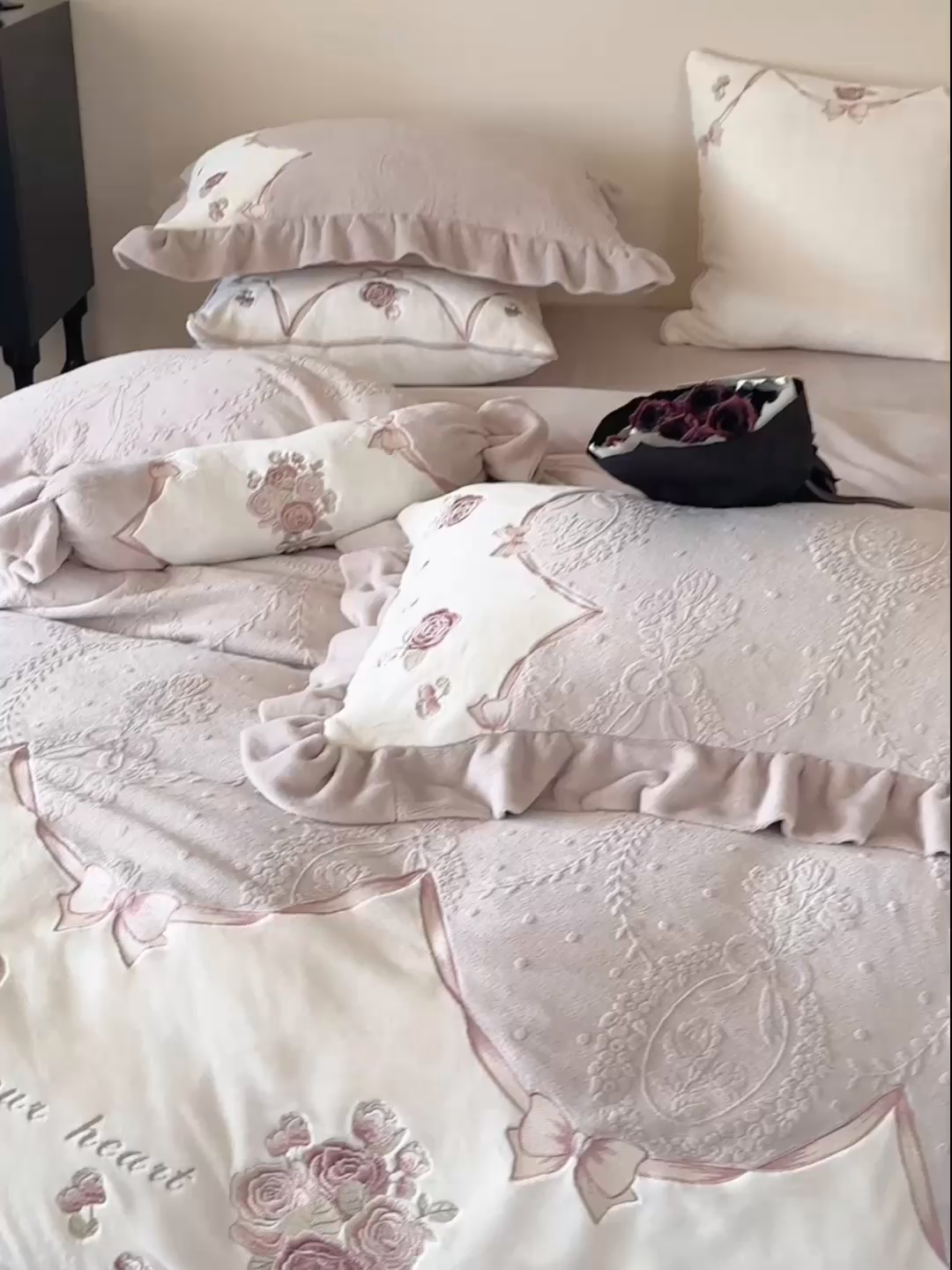 91家纺网 家纺一手货源 找家纺 MIU缪家居 2025新款雕花牛奶绒四件套-南法庄园 暮暮紫