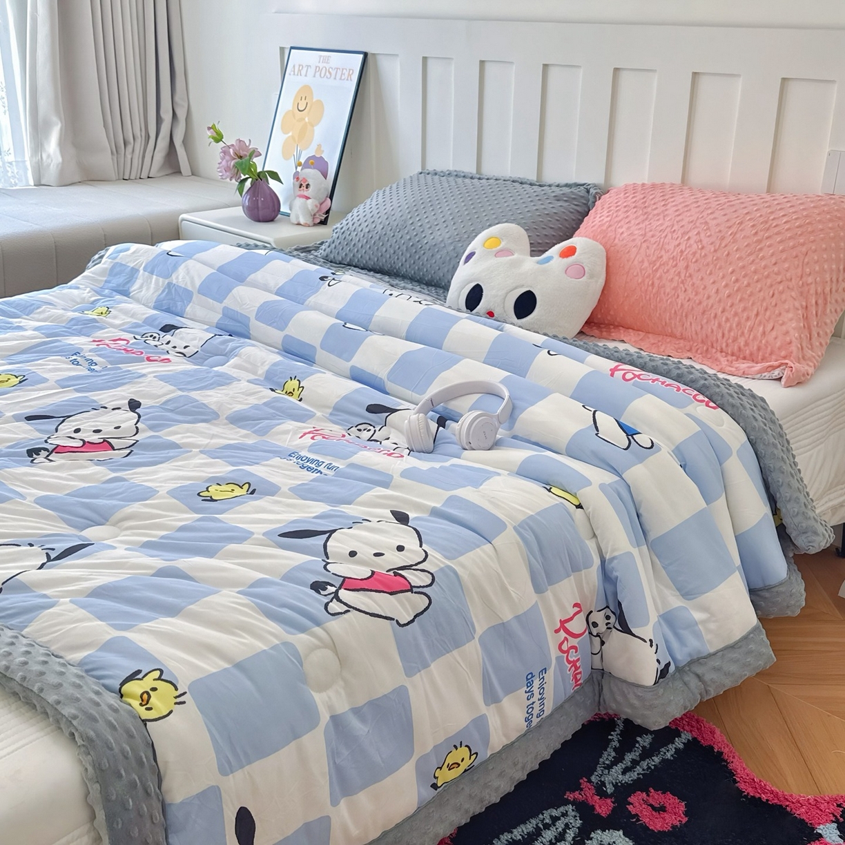 91家纺网 家纺一手货源 找家纺 兜米家居 2025新款三丽鸥针织豆豆绒被纯手工包边卡通立体豆豆绒保暖被子被芯 格子帕恰狗