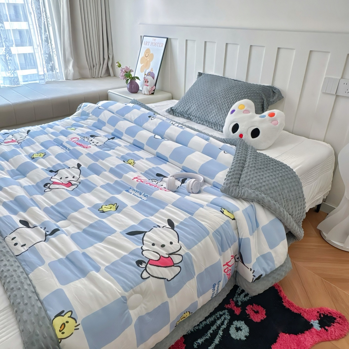 91家纺网 家纺一手货源 找家纺 兜米家居 2025新款三丽鸥针织豆豆绒被纯手工包边卡通立体豆豆绒保暖被子被芯 格子帕恰狗