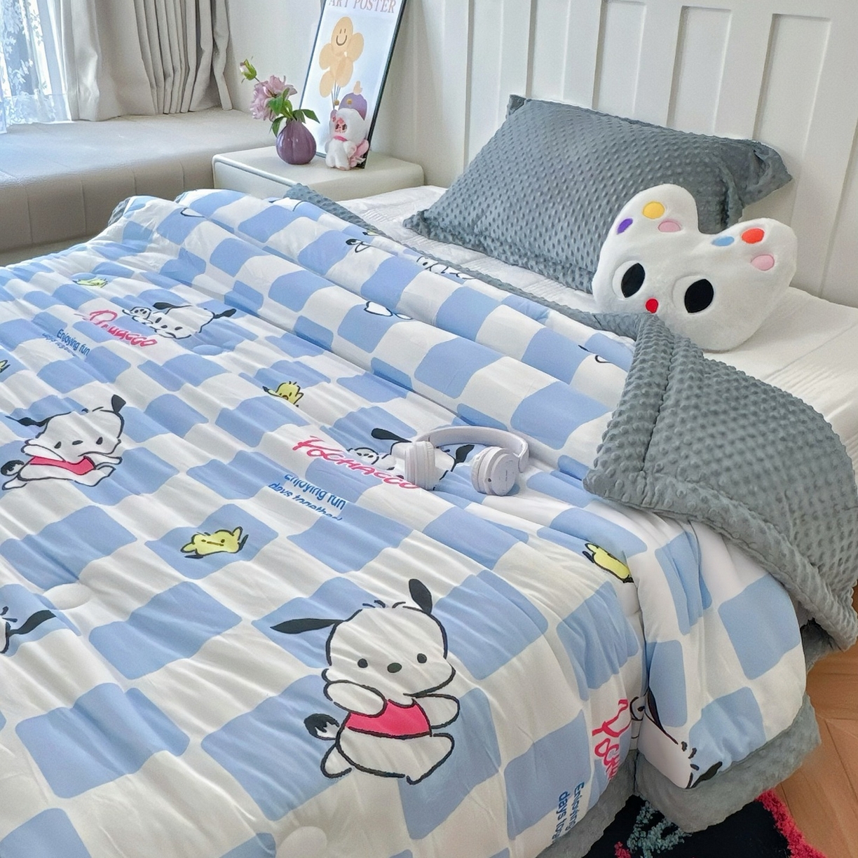 91家纺网 家纺一手货源 找家纺 兜米家居 2025新款三丽鸥针织豆豆绒被纯手工包边卡通立体豆豆绒保暖被子被芯 格子帕恰狗