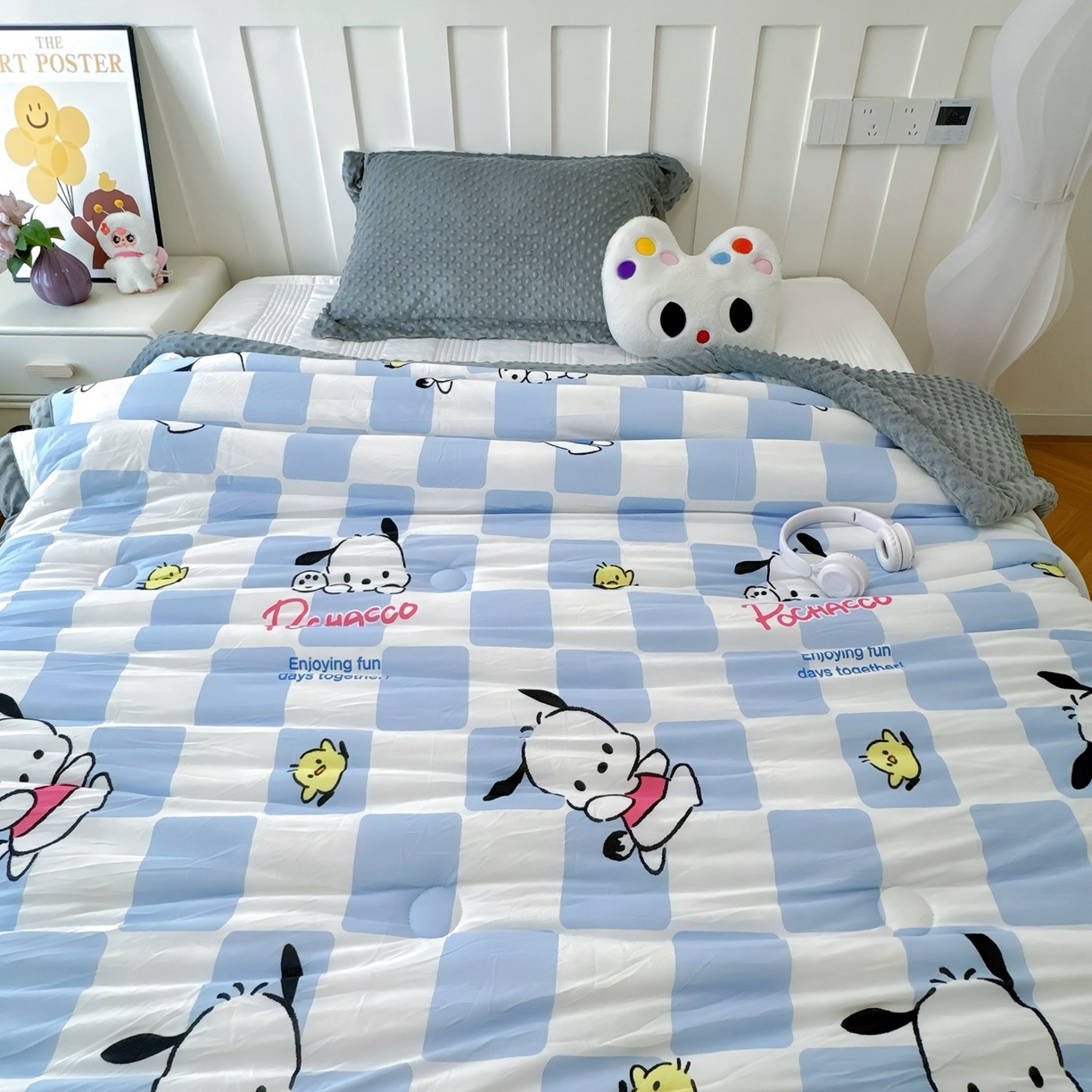 91家纺网 家纺一手货源 找家纺 兜米家居 2025新款三丽鸥针织豆豆绒被纯手工包边卡通立体豆豆绒保暖被子被芯 格子帕恰狗