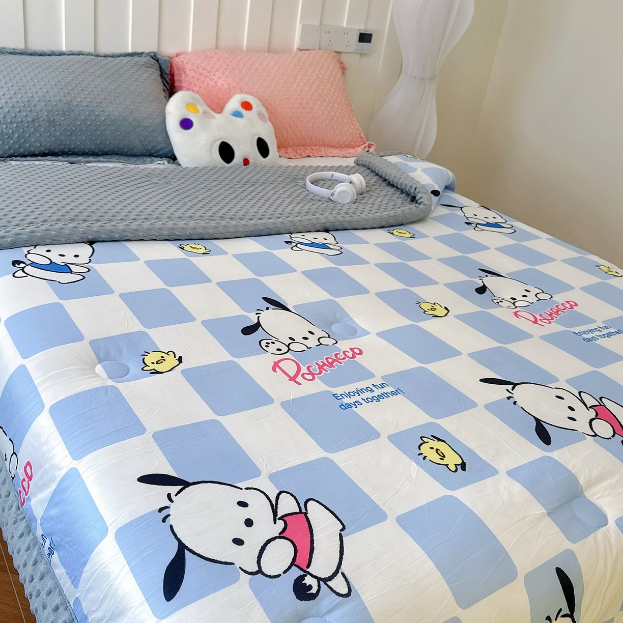 91家纺网 家纺一手货源 找家纺 兜米家居 2025新款三丽鸥针织豆豆绒被纯手工包边卡通立体豆豆绒保暖被子被芯 格子帕恰狗