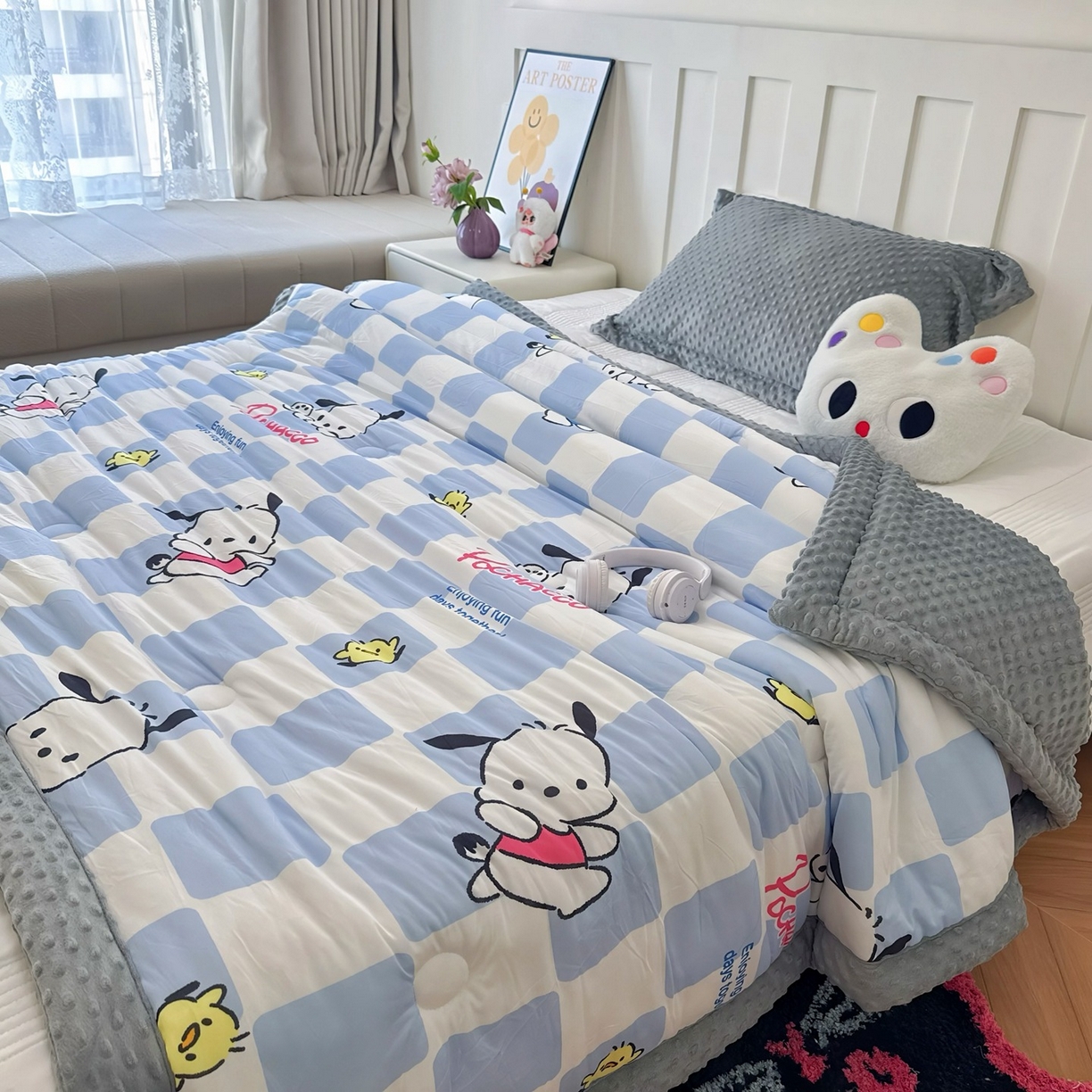 91家纺网 家纺一手货源 找家纺 兜米家居 2025新款三丽鸥针织豆豆绒被纯手工包边卡通立体豆豆绒保暖被子被芯 格子帕恰狗