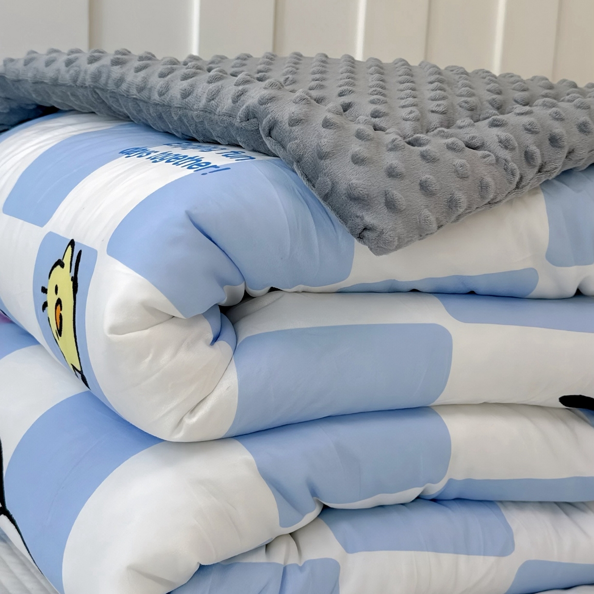 91家纺网 家纺一手货源 找家纺 兜米家居 2025新款三丽鸥针织豆豆绒被纯手工包边卡通立体豆豆绒保暖被子被芯 格子帕恰狗