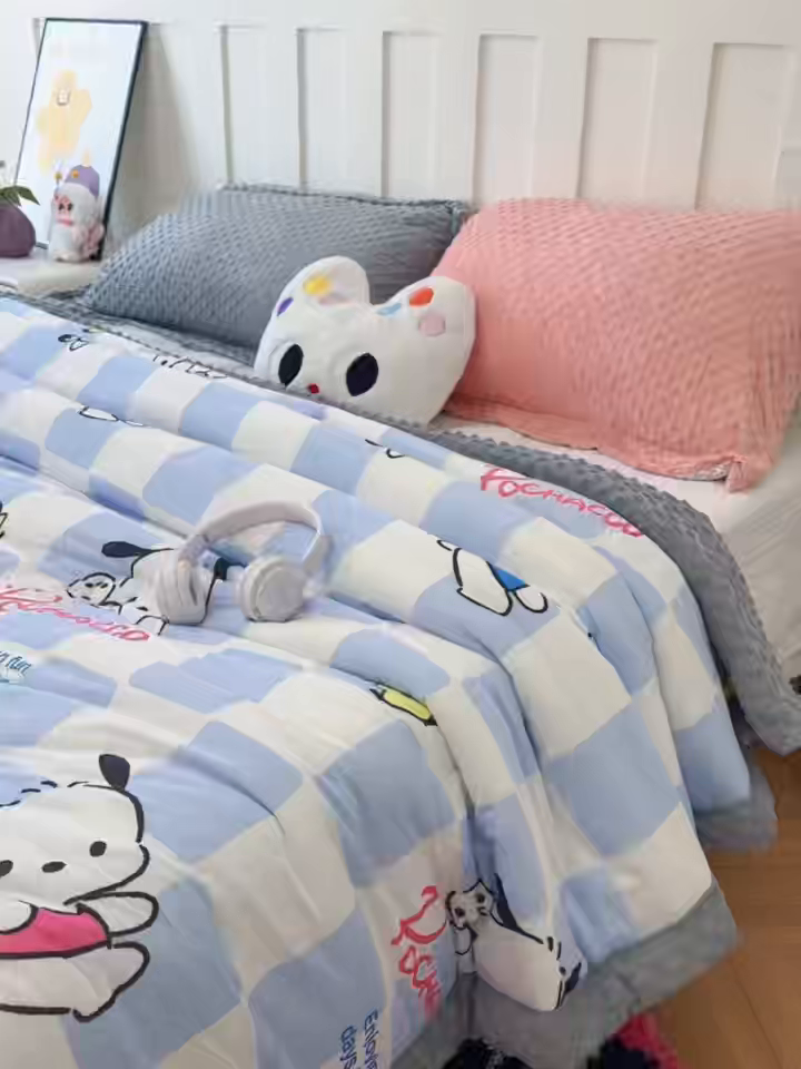 91家纺网 家纺一手货源 找家纺 兜米家居 2025新款三丽鸥针织豆豆绒被纯手工包边卡通立体豆豆绒保暖被子被芯 格子帕恰狗