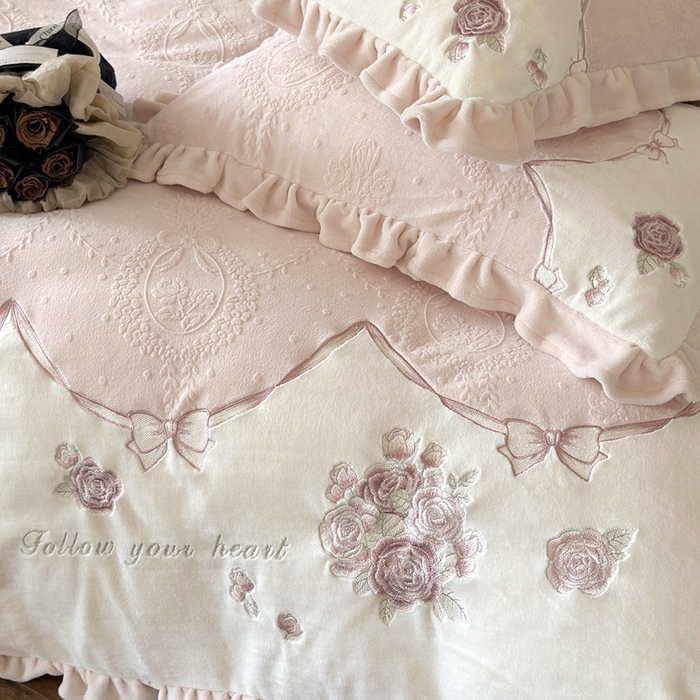 91家纺网 家纺一手货源 找家纺 MIU缪家居 2025新款雕花牛奶绒四件套-南法庄园 少女粉