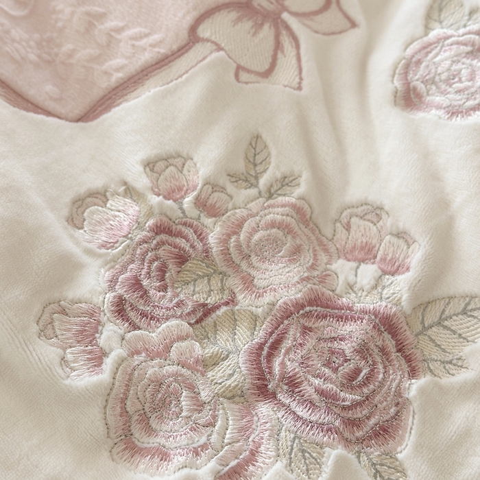 91家纺网 家纺一手货源 找家纺 MIU缪家居 2025新款雕花牛奶绒四件套-南法庄园 少女粉