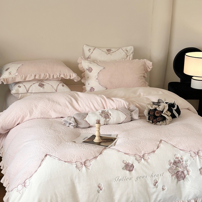 91家纺网 家纺一手货源 找家纺 MIU缪家居 2025新款雕花牛奶绒四件套-南法庄园 少女粉