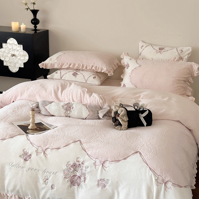 91家纺网 家纺一手货源 找家纺 MIU缪家居 2025新款雕花牛奶绒四件套-南法庄园 少女粉