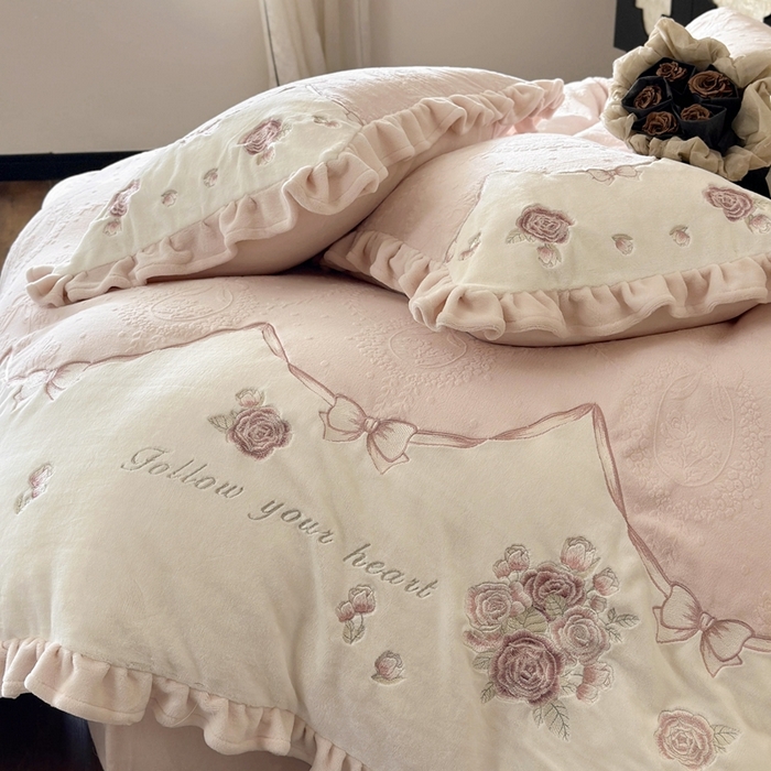 91家纺网 家纺一手货源 找家纺 MIU缪家居 2025新款雕花牛奶绒四件套-南法庄园 少女粉