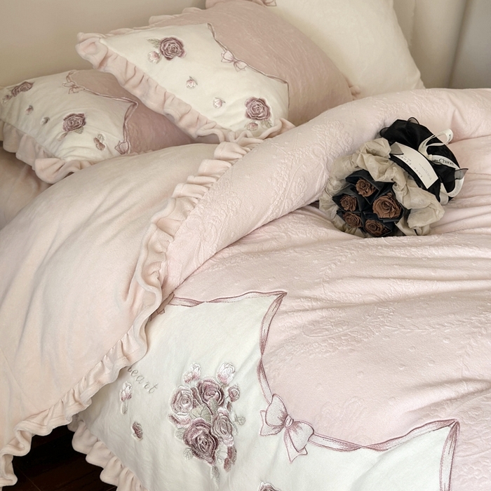 91家纺网 家纺一手货源 找家纺 MIU缪家居 2025新款雕花牛奶绒四件套-南法庄园 少女粉