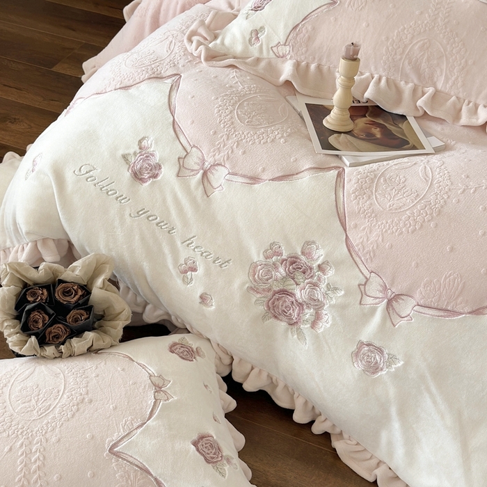 91家纺网 家纺一手货源 找家纺 MIU缪家居 2025新款雕花牛奶绒四件套-南法庄园 少女粉