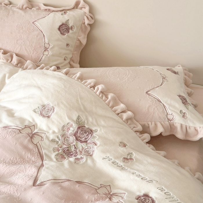 91家纺网 家纺一手货源 找家纺 MIU缪家居 2025新款雕花牛奶绒四件套-南法庄园 少女粉