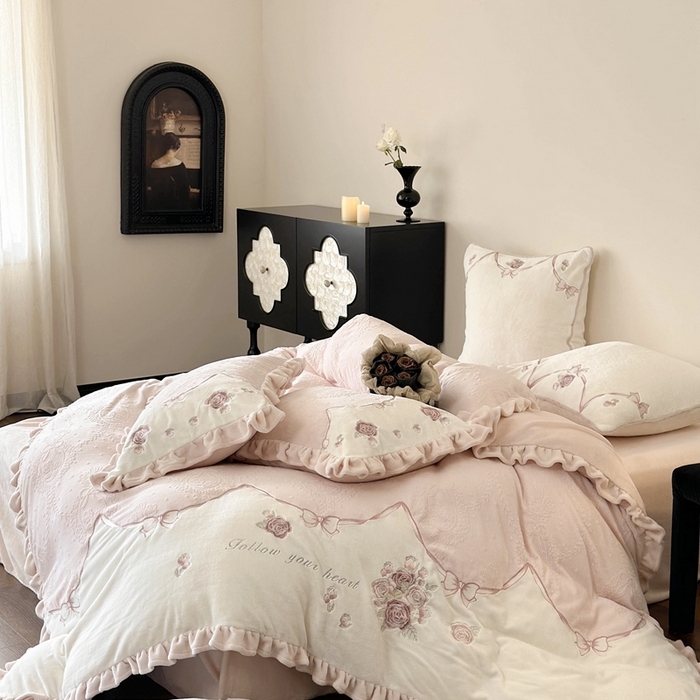 91家纺网 家纺一手货源 找家纺 MIU缪家居 2025新款雕花牛奶绒四件套-南法庄园 少女粉