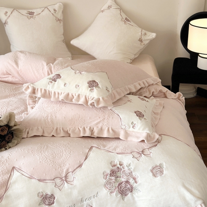 91家纺网 家纺一手货源 找家纺 MIU缪家居 2025新款雕花牛奶绒四件套-南法庄园 少女粉