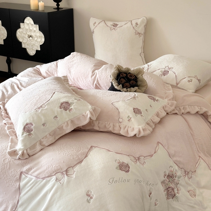 91家纺网 家纺一手货源 找家纺 MIU缪家居 2025新款雕花牛奶绒四件套-南法庄园 少女粉