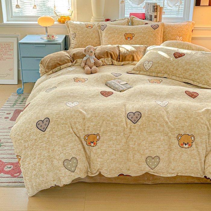 91家纺网 家纺一手货源 找家纺 卡普二店 2025新款牛奶绒印花四件套萌萌熊