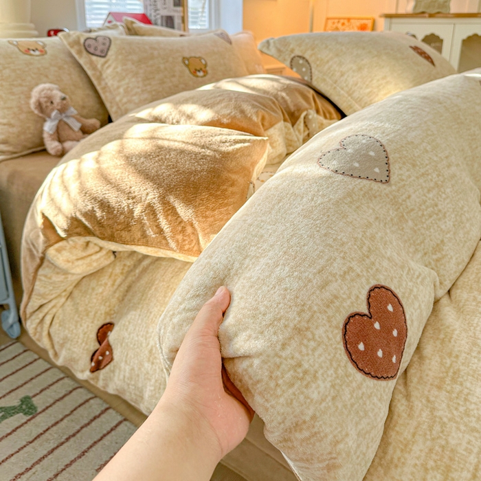 91家纺网 家纺一手货源 找家纺 卡普二店 2025新款牛奶绒印花四件套萌萌熊