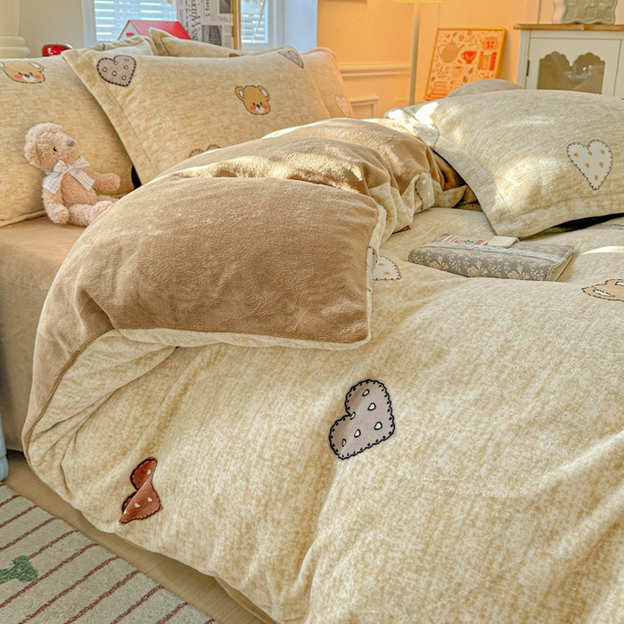 91家纺网 家纺一手货源 找家纺 卡普二店 2025新款牛奶绒印花四件套萌萌熊