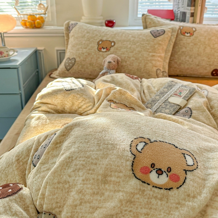 91家纺网 家纺一手货源 找家纺 卡普二店 2025新款牛奶绒印花四件套萌萌熊