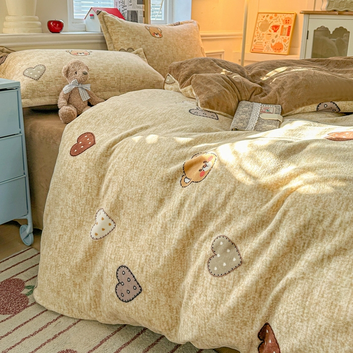 91家纺网 家纺一手货源 找家纺 卡普二店 2025新款牛奶绒印花四件套萌萌熊