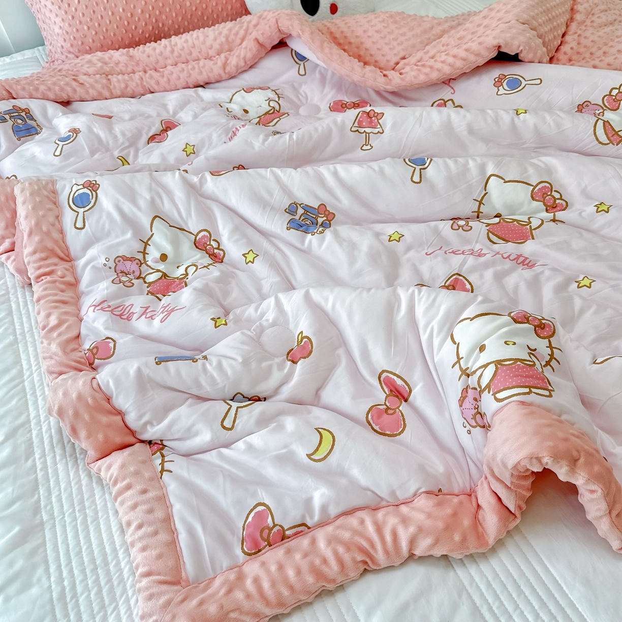 91家纺网 家纺一手货源 找家纺 兜米家居 2025新款三丽鸥针织豆豆绒被纯手工包边卡通立体豆豆绒保暖被子被芯 可爱凯蒂猫