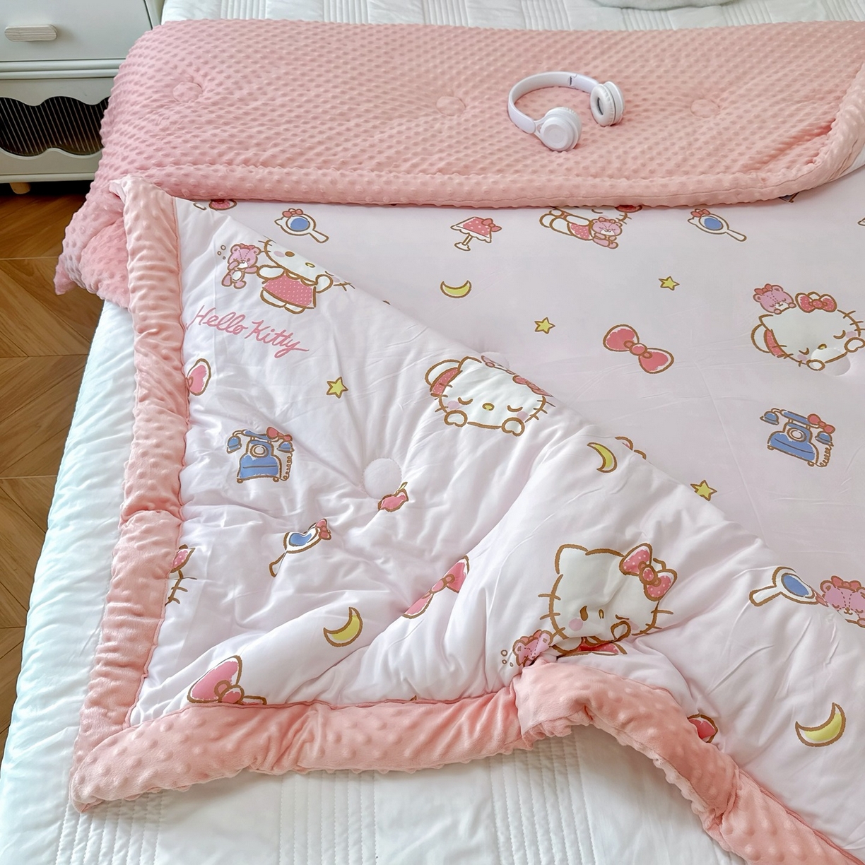 91家纺网 家纺一手货源 找家纺 兜米家居 2025新款三丽鸥针织豆豆绒被纯手工包边卡通立体豆豆绒保暖被子被芯 可爱凯蒂猫