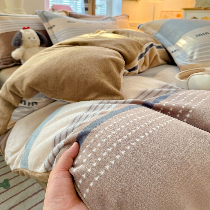 91家纺网 家纺一手货源 找家纺 卡普二店 2025新款牛奶绒印花四件套米兰风尚