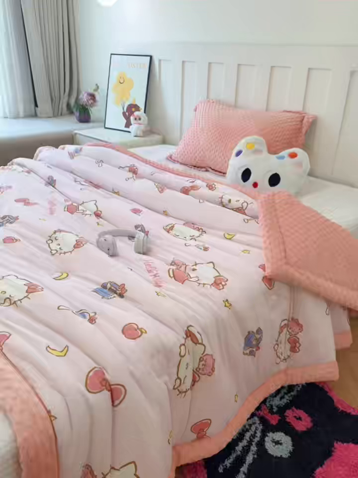 91家纺网 家纺一手货源 找家纺 兜米家居 2025新款三丽鸥针织豆豆绒被纯手工包边卡通立体豆豆绒保暖被子被芯 可爱凯蒂猫