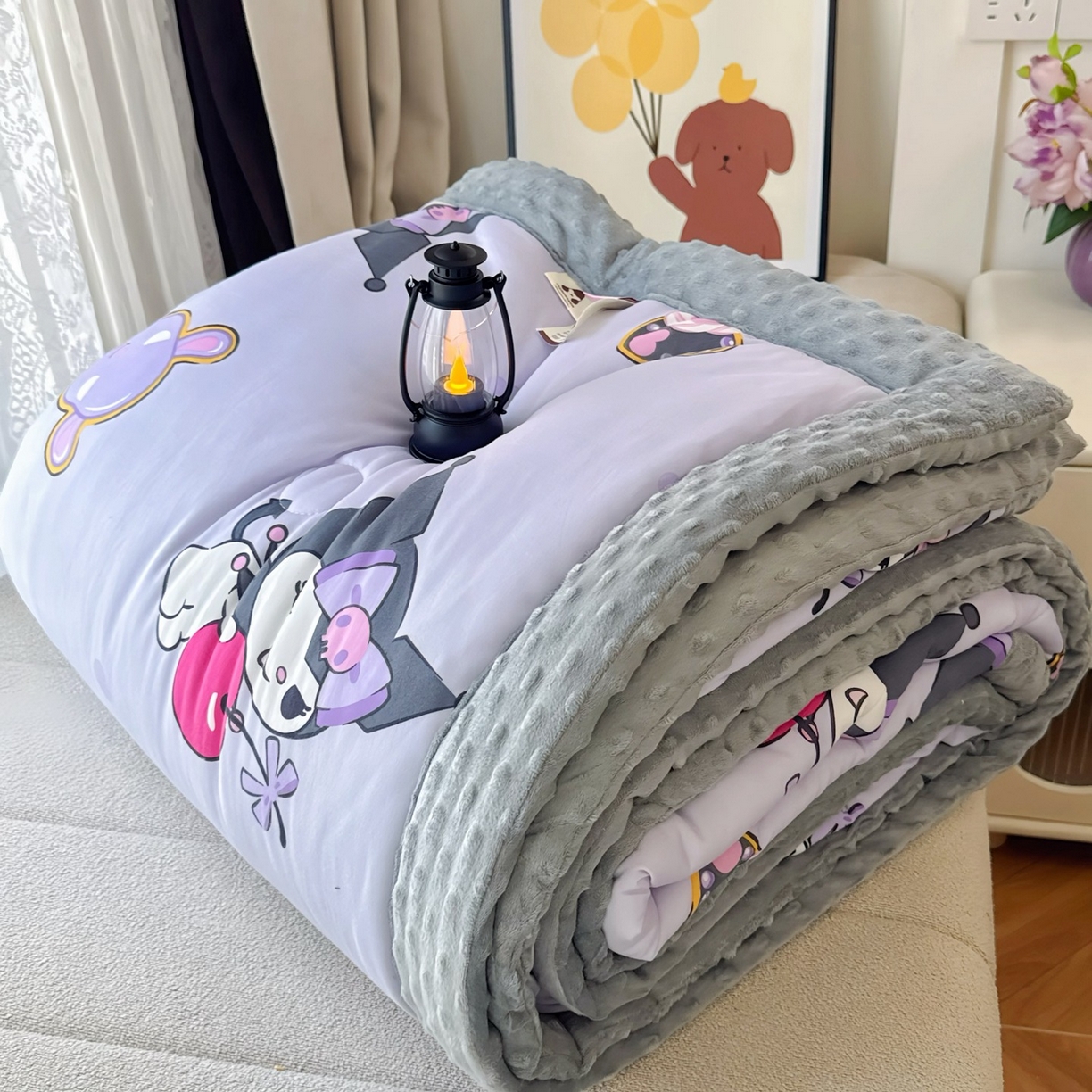 91家纺网 家纺一手货源 找家纺 兜米家居 2025新款三丽鸥针织豆豆绒被纯手工包边卡通立体豆豆绒保暖被子被芯 苹果库洛米