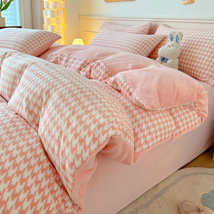 91家纺网 家纺一手货源 找家纺 卡普二店 2025新款牛奶绒印花四件套千鸟格