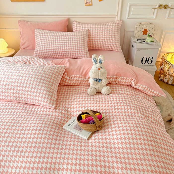 91家纺网 家纺一手货源 找家纺 卡普二店 2025新款牛奶绒印花四件套千鸟格