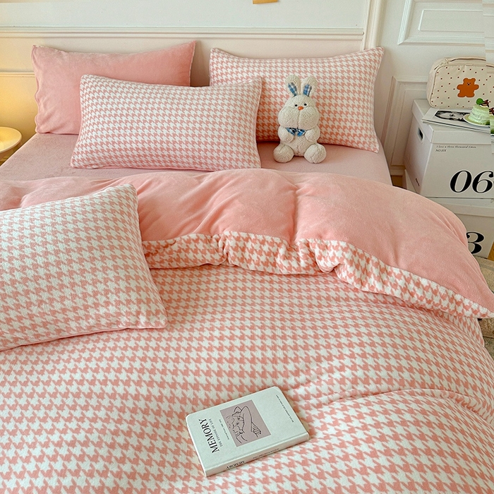 91家纺网 家纺一手货源 找家纺 卡普二店 2025新款牛奶绒印花四件套千鸟格