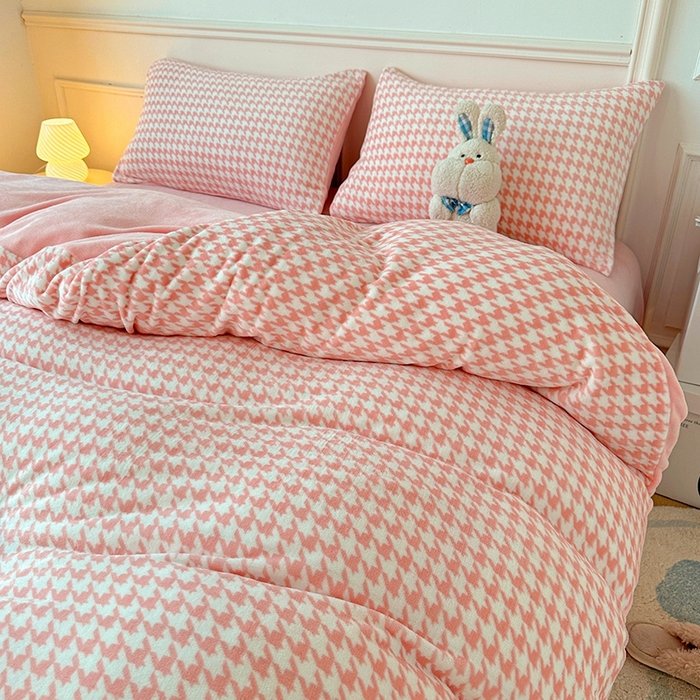 91家纺网 家纺一手货源 找家纺 卡普二店 2025新款牛奶绒印花四件套千鸟格