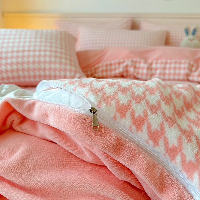 91家纺网 家纺一手货源 找家纺 卡普二店 2025新款牛奶绒印花四件套千鸟格