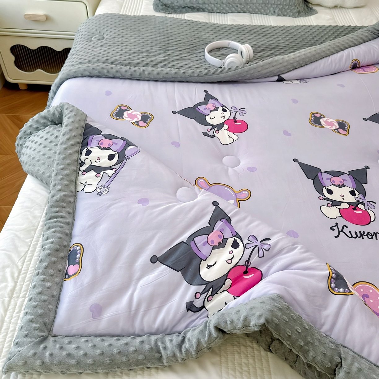 91家纺网 家纺一手货源 找家纺 兜米家居 2025新款三丽鸥针织豆豆绒被纯手工包边卡通立体豆豆绒保暖被子被芯 苹果库洛米