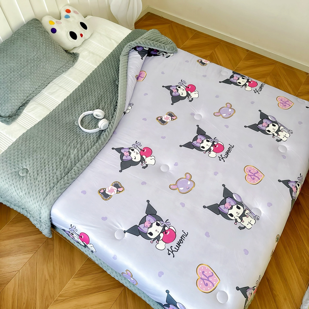 91家纺网 家纺一手货源 找家纺 兜米家居 2025新款三丽鸥针织豆豆绒被纯手工包边卡通立体豆豆绒保暖被子被芯 苹果库洛米