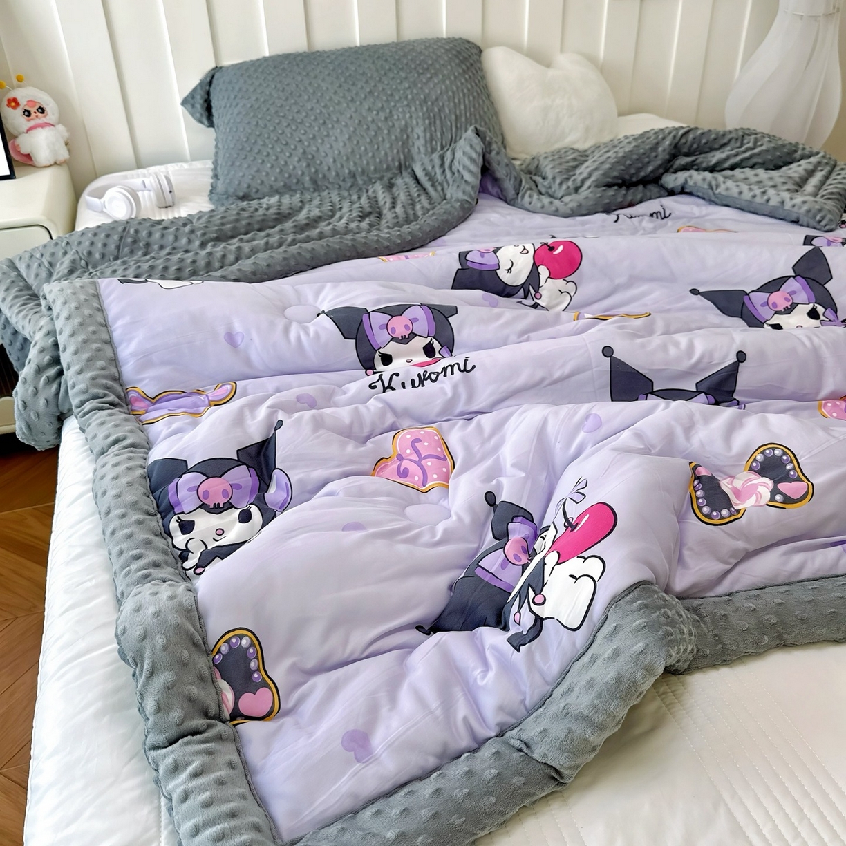 91家纺网 家纺一手货源 找家纺 兜米家居 2025新款三丽鸥针织豆豆绒被纯手工包边卡通立体豆豆绒保暖被子被芯 苹果库洛米