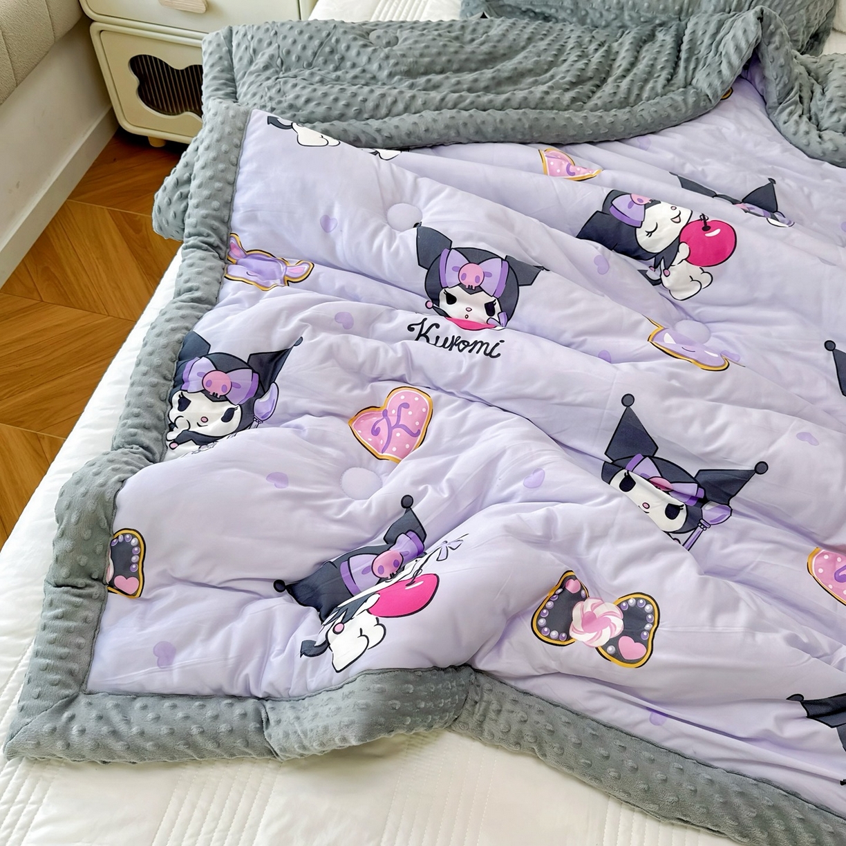 91家纺网 家纺一手货源 找家纺 兜米家居 2025新款三丽鸥针织豆豆绒被纯手工包边卡通立体豆豆绒保暖被子被芯 苹果库洛米