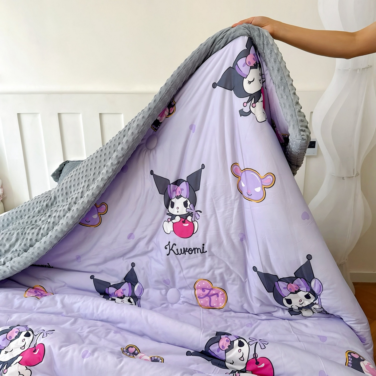 91家纺网 家纺一手货源 找家纺 兜米家居 2025新款三丽鸥针织豆豆绒被纯手工包边卡通立体豆豆绒保暖被子被芯 苹果库洛米