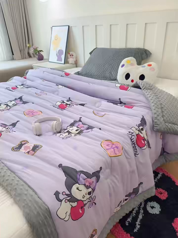 91家纺网 家纺一手货源 找家纺 兜米家居 2025新款三丽鸥针织豆豆绒被纯手工包边卡通立体豆豆绒保暖被子被芯 苹果库洛米