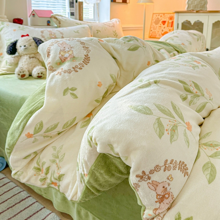 91家纺网 家纺一手货源 找家纺 卡普二店 2025新款牛奶绒印花四件套森林小兔