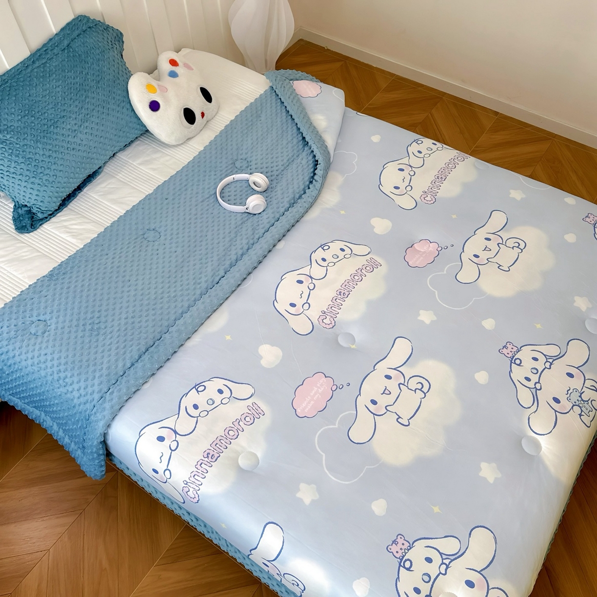 91家纺网 家纺一手货源 找家纺 兜米家居 2025新款三丽鸥针织豆豆绒被纯手工包边卡通立体豆豆绒保暖被子被芯 云朵玉桂狗