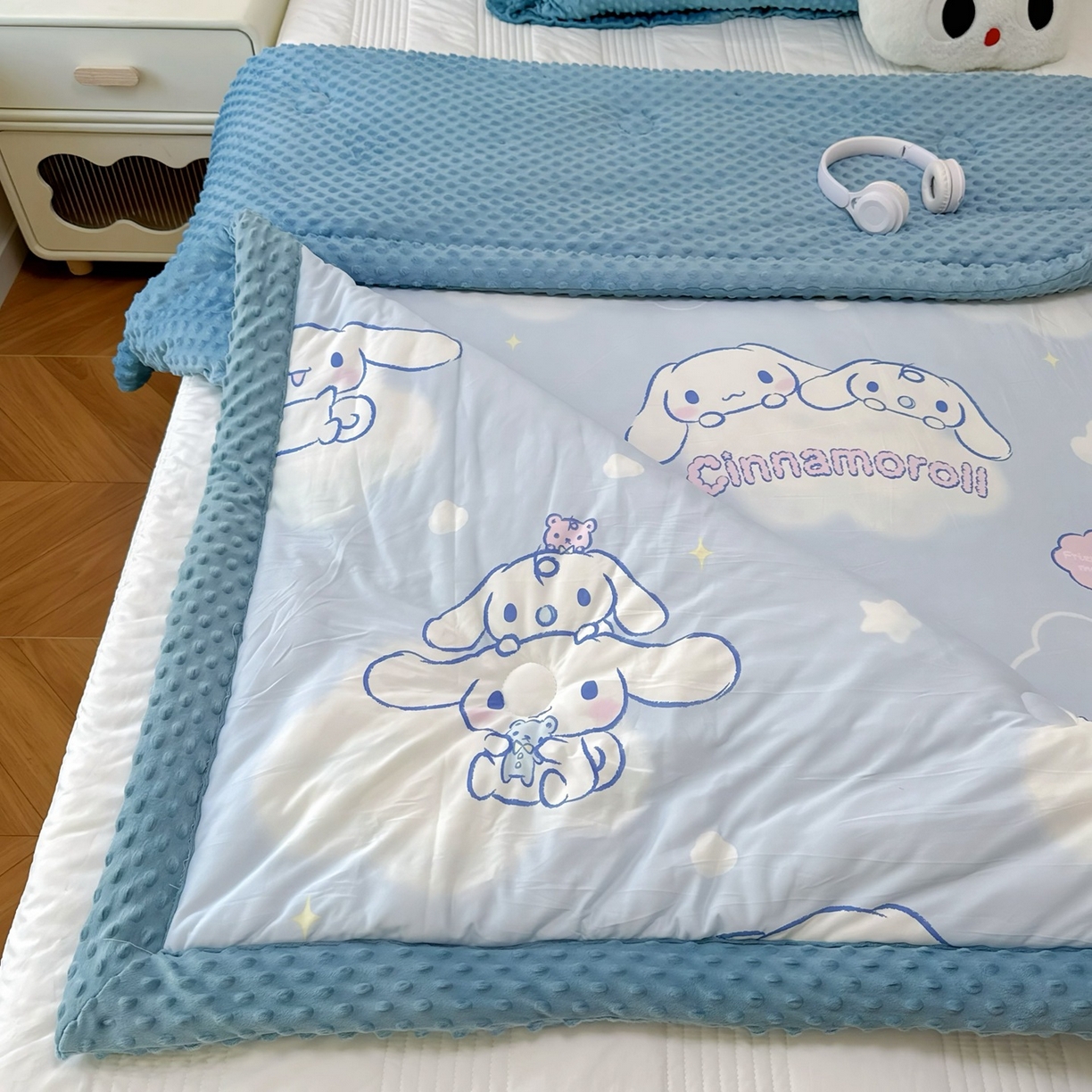 91家纺网 家纺一手货源 找家纺 兜米家居 2025新款三丽鸥针织豆豆绒被纯手工包边卡通立体豆豆绒保暖被子被芯 云朵玉桂狗