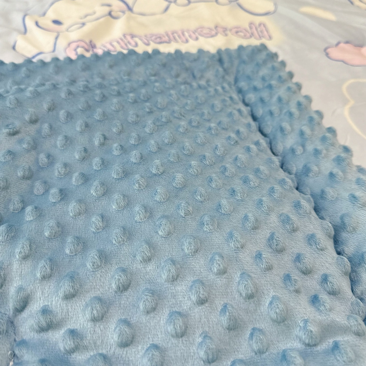 91家纺网 家纺一手货源 找家纺 兜米家居 2025新款三丽鸥针织豆豆绒被纯手工包边卡通立体豆豆绒保暖被子被芯 云朵玉桂狗