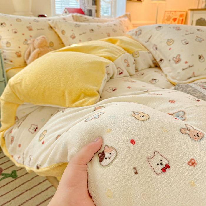 91家纺网 家纺一手货源 找家纺 卡普二店 2025新款牛奶绒印花四件套童趣时光