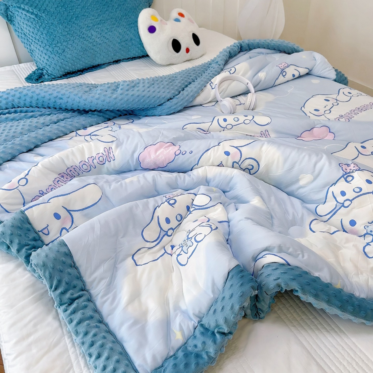 91家纺网 家纺一手货源 找家纺 兜米家居 2025新款三丽鸥针织豆豆绒被纯手工包边卡通立体豆豆绒保暖被子被芯 云朵玉桂狗