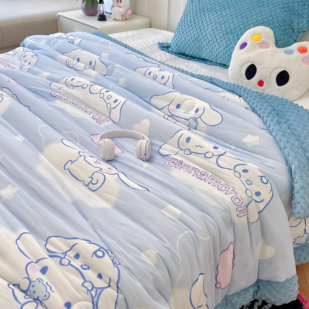91家纺网 家纺一手货源 找家纺 兜米家居 2025新款三丽鸥针织豆豆绒被纯手工包边卡通立体豆豆绒保暖被子被芯 云朵玉桂狗